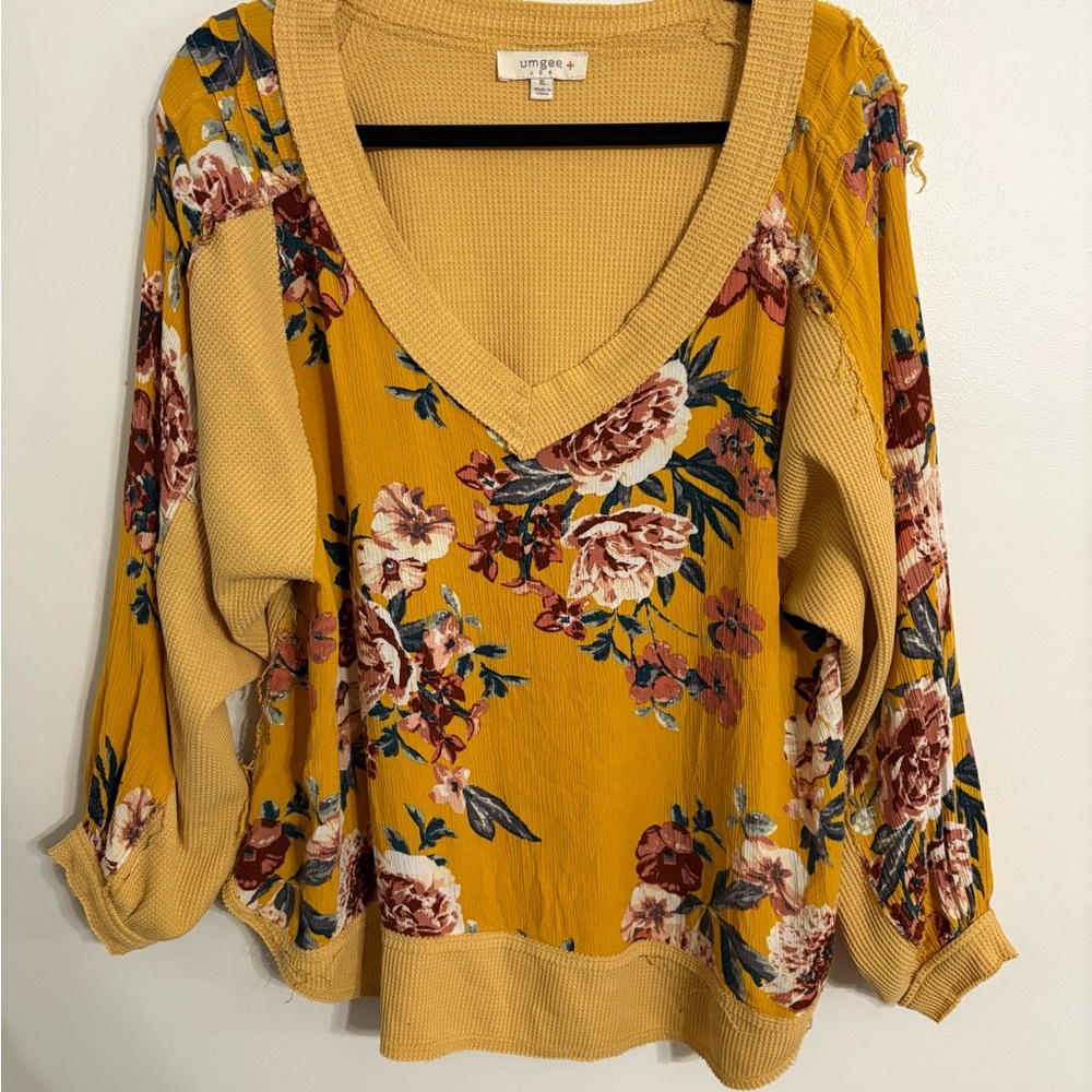 Umgee raw edged Mustard Floral V-Neck Waffle-Trim Top Size XLARGE